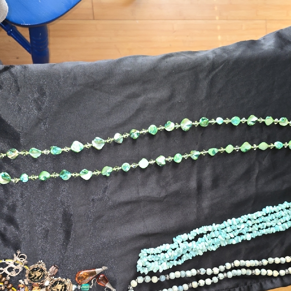 Vibrant Green Shell Necklace - Picture 3 of 4